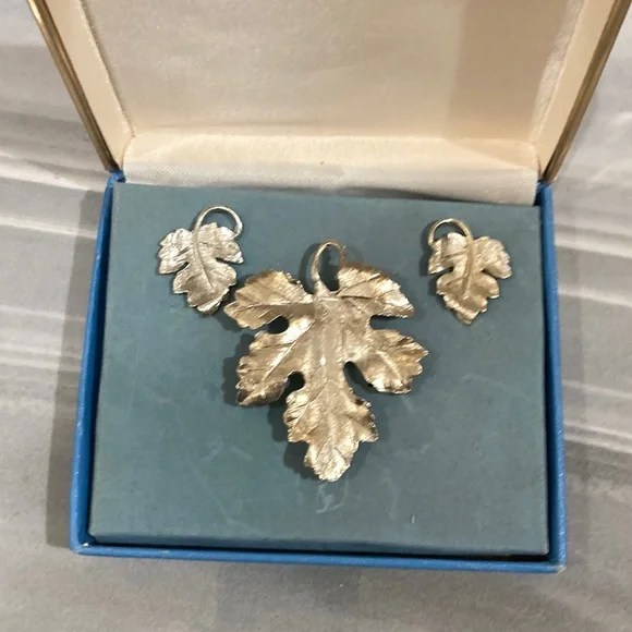 Vintage Silvertone Leaf Pendant/Brooch (pin) with Pierced Earrings - Picture 2 of 4